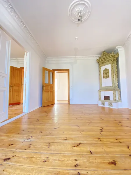 Schöne 5 Zimmerwohnung mit Balkon und stillgelegtem Kamin sowie Dielenfußboden — photo 1